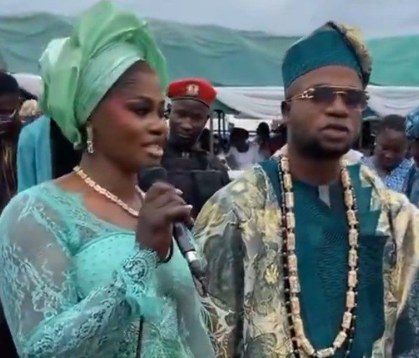 Bride reveals on her wedding day that her husband chased her for five years before she finally agreed to date him